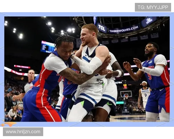 开拓者与勇士激战正酣 双方星光闪耀谁将主宰比赛胜负